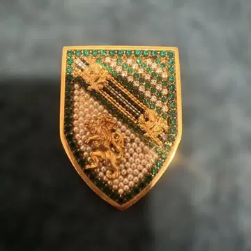 방패형 핑 배지 골드 컬러 라이온