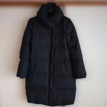 네이비 울 소재 마무리 무릎 기장 다운 코트