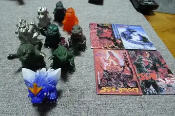 고질라 소프트 비닐 퍼펫 9개와 포스터 마그넷 4개