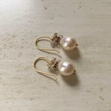 진주와 크리스탈 비즈의 훅 이어링 (바니스뉴욕)