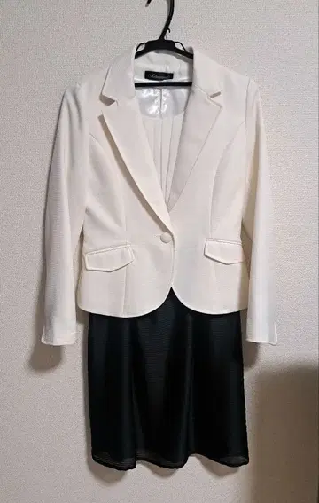 화이트 블랙 세레모니 수트 원피스