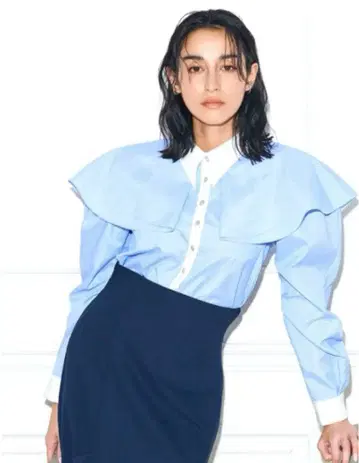 CELFORD 비쥬 버튼 프릴 디자인 블라우스