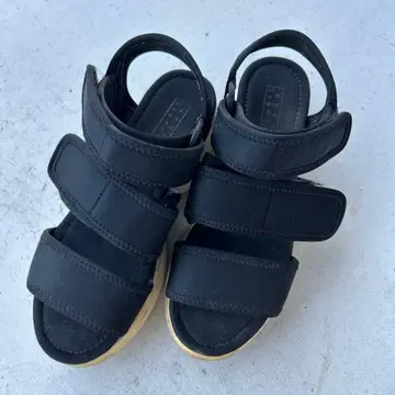 블랙 스포츠 샌들 통굽 LOWRYS FARM