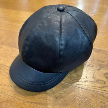 블랙 가죽 헌팅 캡