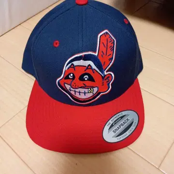 네이비 레드 캐릭터 스냅백 캡