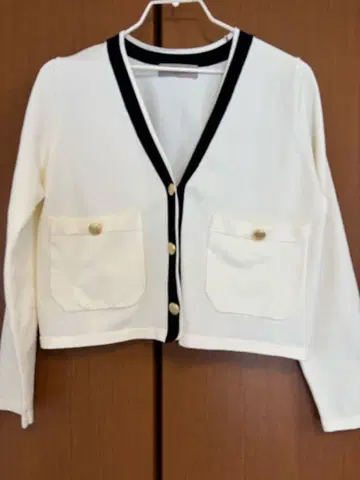 저스길리티 배색 니트 자켓 앙상블 바이컬러 V넥