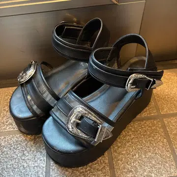 [ M 사이즈 ] 백 스트랩 블랙 샌들 웨지솔 통굽