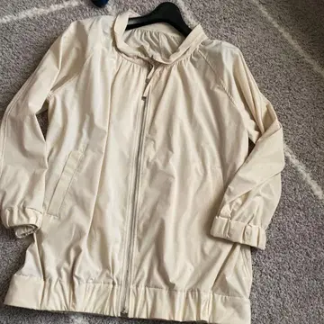 후드 부착 크림색 점퍼