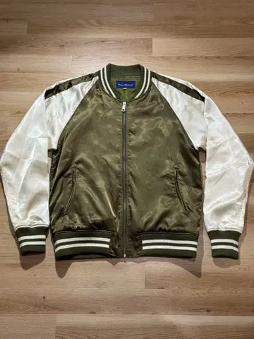 어반 리서치 올리브 그린과 화이트의 테로테로 스카잔풍 블루종