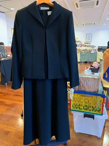 블랙 원피스 수트 노카라