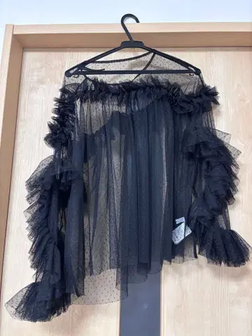 ECREL 도트 튤 프릴 블라우스