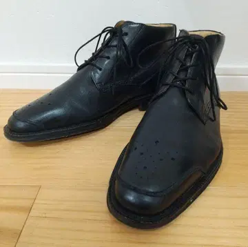 블랙 레이스업 부츠