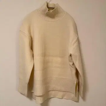 아이보리 하이넥 니트 긴팔