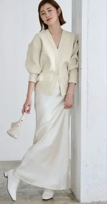 ur's 아이보리 V넥 볼륨 슬리브 가디건