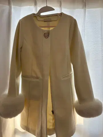 Anmille 퍼 달린 화이트 비쥬 코트