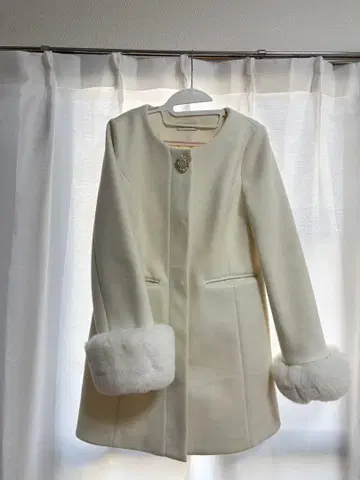 Anmille  퍼 달린 비쥬 코트 화이트 브로치 S