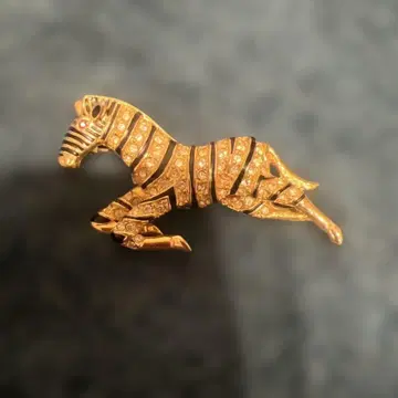 골드톤 제브라 브로치