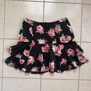 Pinky girls 플레어 스커트 블랙 베이스에 장미 무늬
