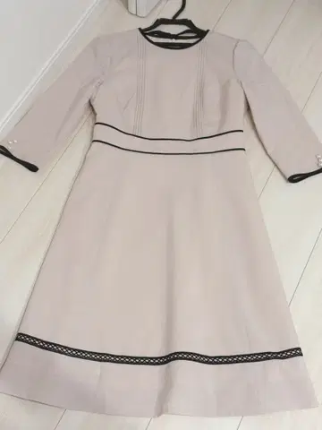 아푸와이저 리셰 원피스 베이지 바이컬러