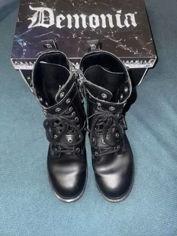 Demonia 블랙 레이스업 부츠