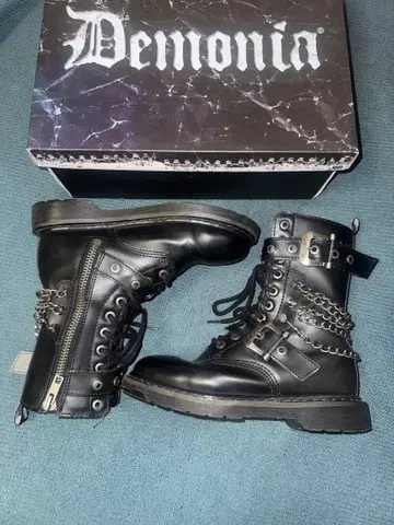 Demonia 블랙 레이스업 부츠