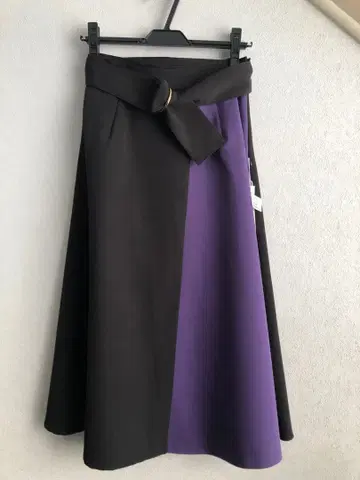 바이컬러 플레어 스커트 블랙과 보라색