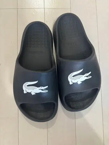 Lacoste 블랙 슬라이드 샌들