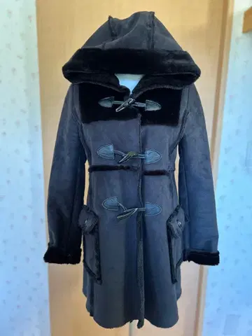 후드 부착 블랙 무스탕 코트