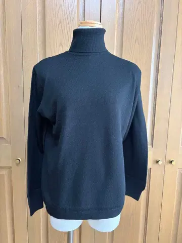 VALDA 블랙 터틀넥 스웨터