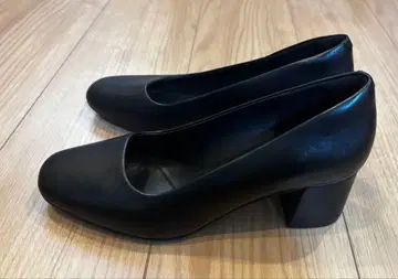 블랙 중간 힐 펌프스