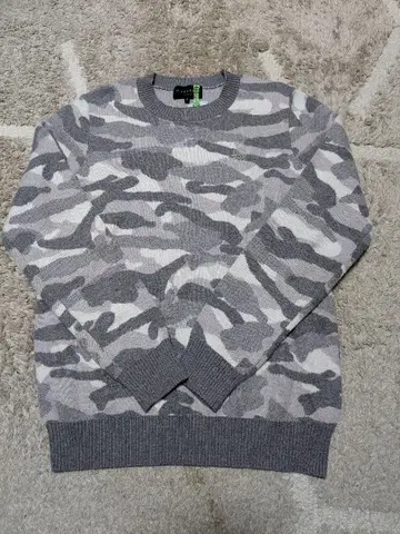 그레이 계열 카모플라쥬 긴팔 니트 스웨터