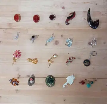 다양한 디자인의 브로치 모음 20개