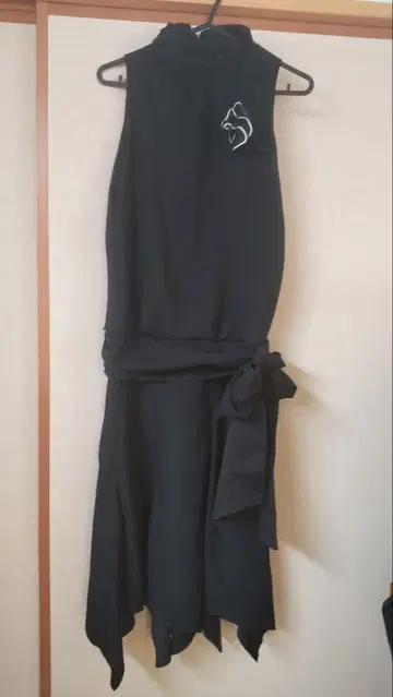 슬리브리스 블랙 원피스