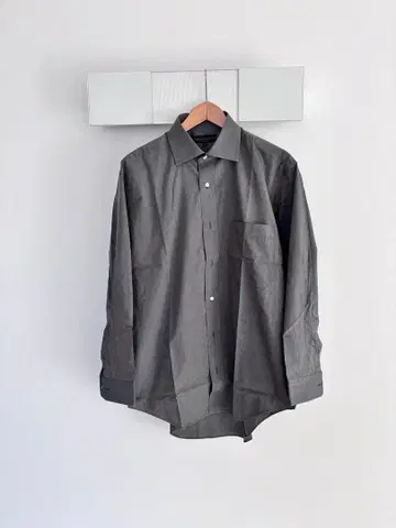 다크 그레이 긴팔 드레스 셔츠 비즈니스 셔츠