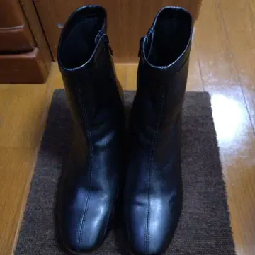 블랙 가죽 부티 중간 굽