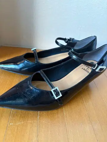 블랙 스트랩 힐 펌프스