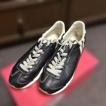 여성용 스니커즈 블랙/화이트 가죽