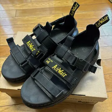 AirWair 블랙 샌들 스트랩 포함