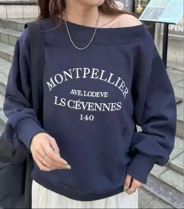 디스코트 모듬 자수 오프숄더 맨투맨