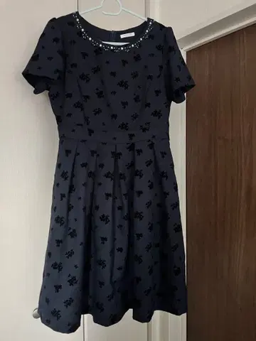 네이비 꽃무늬 비즈 자수 반팔 무릎 기장 포멀 원피스