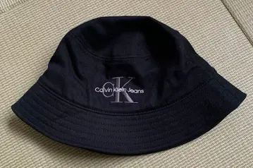 CalvinKlein 캘빈클라인 진 모노그램 로고 버킷햇