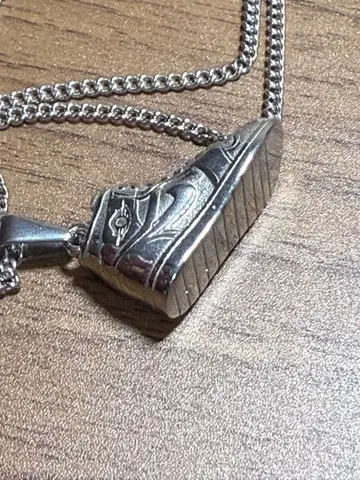 스니커즈 목걸이