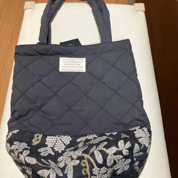 그레이 퀼팅 자수 토트백