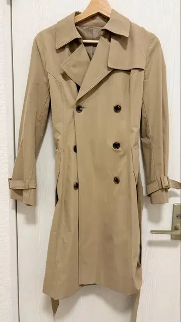 베이지 트렌치코트 허리 벨트 포함