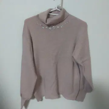 비쥬 장식 핑크 터틀넥 스웨터