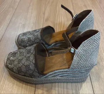 그레이 계열 에스파드리유 샌들