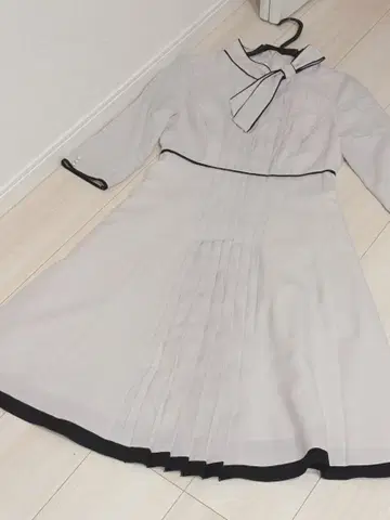 아푸와이저 리셰 원피스 그레이 보타이 플리츠