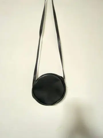 검은색 원형 가죽 숄더백
