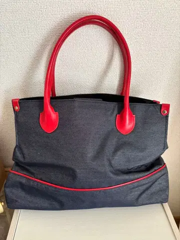 네이비와 레드의 토트백