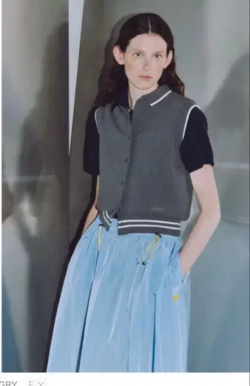 emmi 카라 부착 니트 베스트